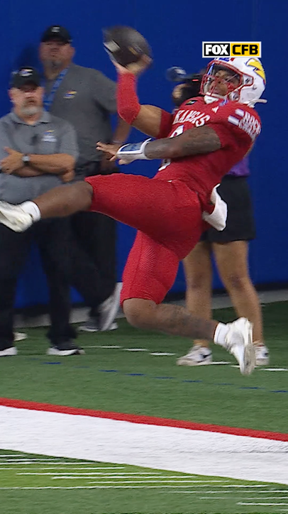Isaiah Marshall SOMEHOW gets this throw off 😳