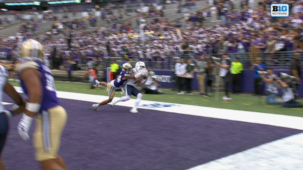 Utah State's Grady Brosterhous finds Eli Wood for a 7-yard touchdown to cut into Washington's lead