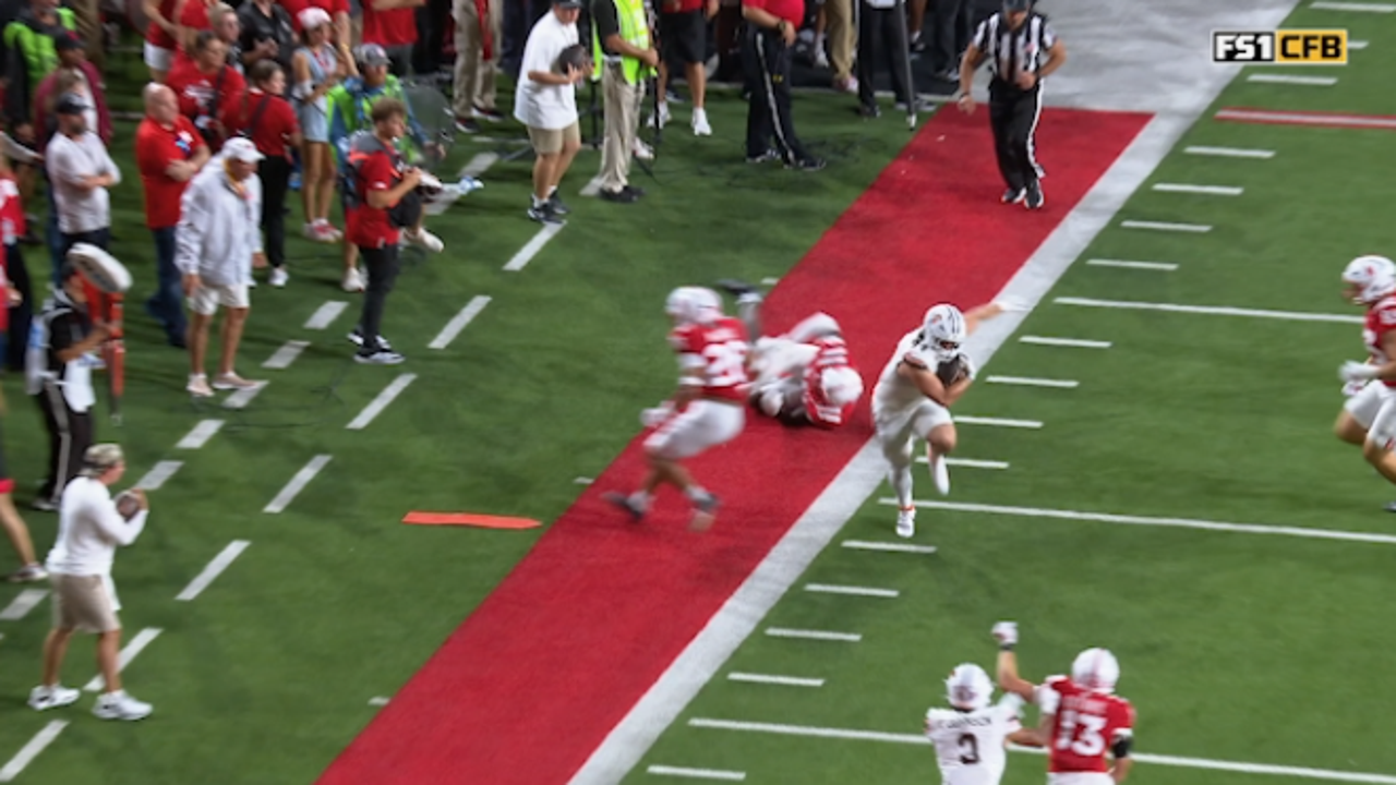 Bowling Green's Leo Kemp runs down the sideline for a 19-yard TD, cutting Nebraska's lead to 28