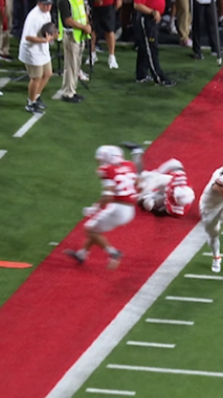 Bowling Green's Leo Kemp runs down the sideline for a 19-yard TD, cutting Nebraska's lead to 28