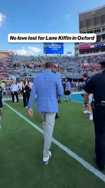 Lane Kiffin waves hello to his former fans, but they're not exactly waving back 