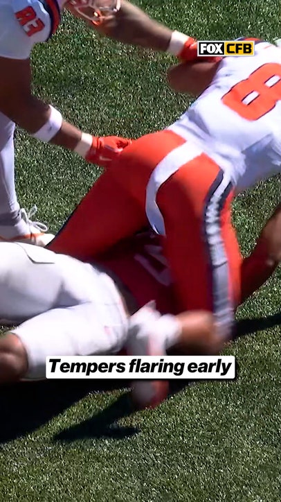 Ohio State and Illinois getting HEATED early 😠