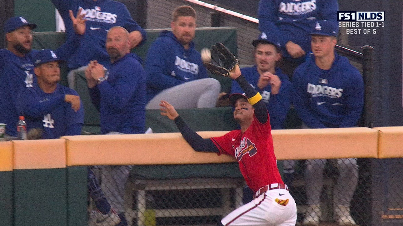 Braves' Mauricio Dubón climbs wall to ROB Freddie Freeman of home run, keeping game scoreless vs Dodgers