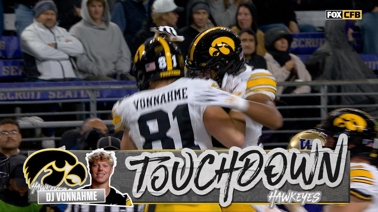 Jeremy Hecklinski connects with DJ Vonnahme for WIDE OPEN 24-yard TD, extending Iowa's lead over Washington