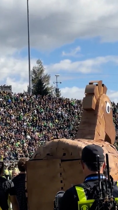 Oregon's mascot is NEVER letting USC forget that loss