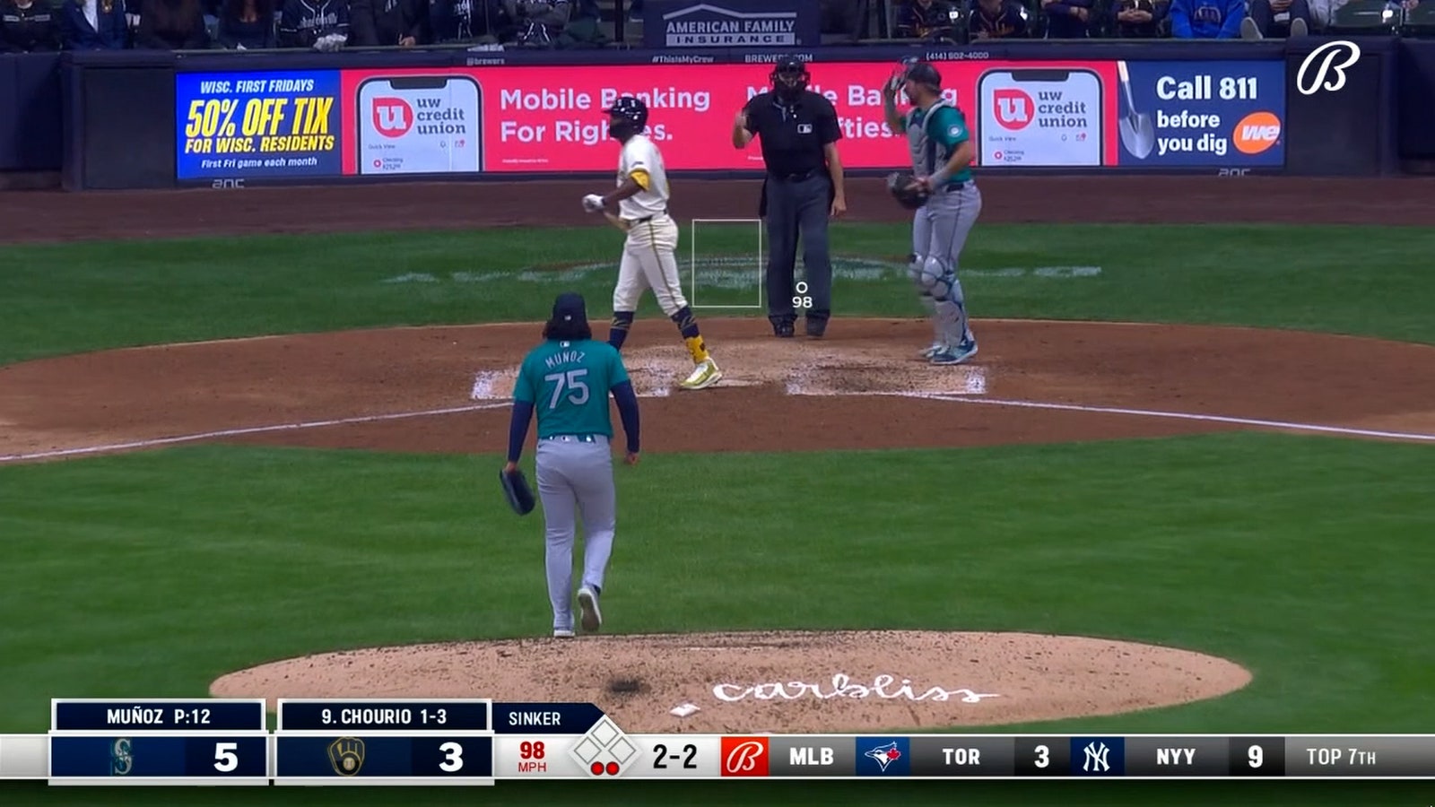 Mariners' Andrés Muñoz strikes out Jackson Chourio to seal the win