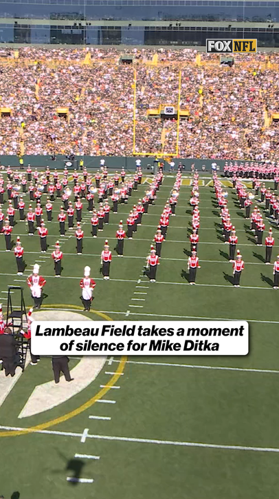 Lambeau Field takes a moment of silence for the legendary Mike Ditka