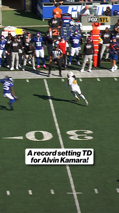 Alvin Kamara becomes the 6th player in NFL history to reach 5,000+ rushing and receiving yards!