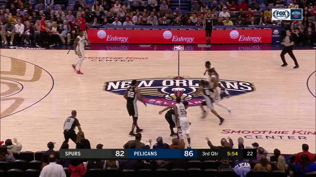 HIGHLIGHTS: Anthony Davis Scrambles for the Dunk