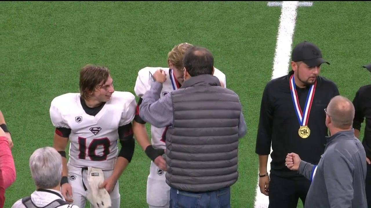 WATCH: Strawn receives State Championship medals | UIL Texas Football State Championships
