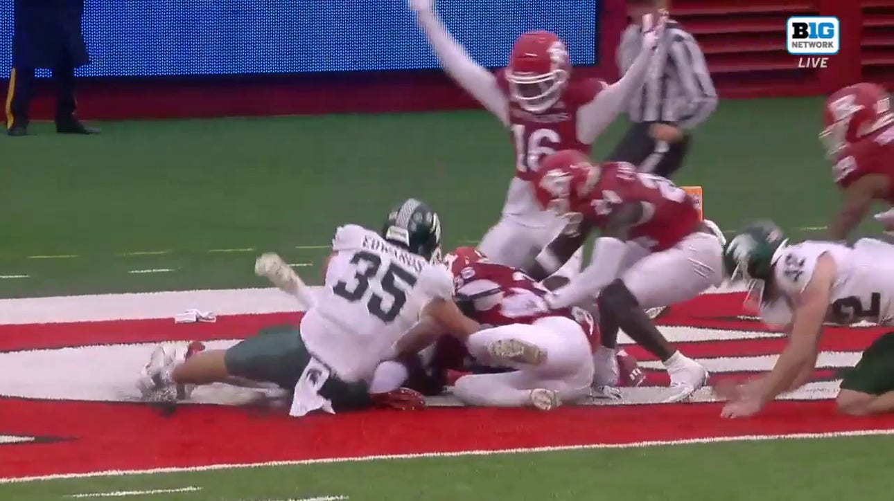 Rutgers' Aaron Young recovers a fumbled snap for a touchdown to shrink Spartans' lead