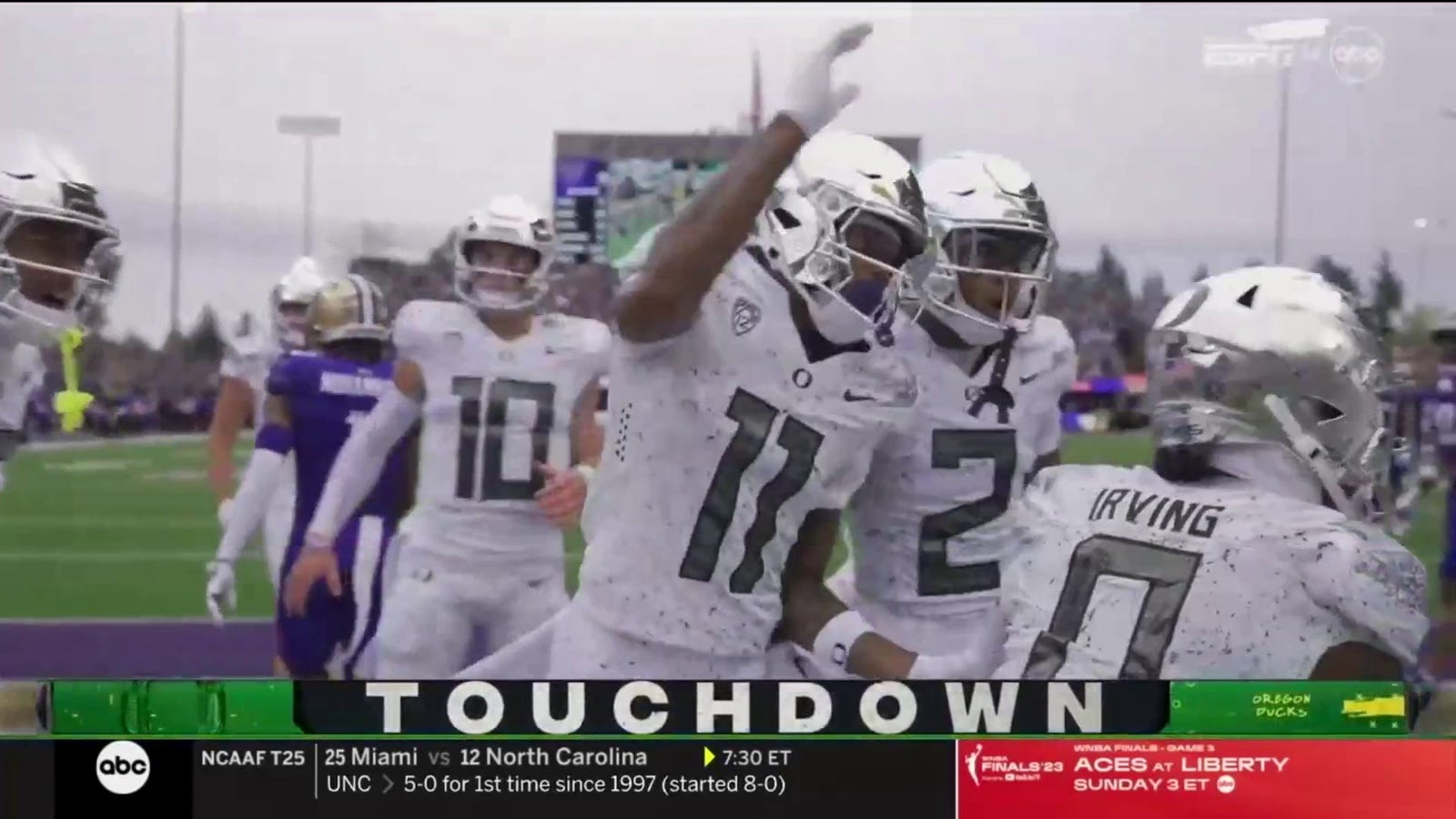 Oregon's Bucky Irving scores 12-yard rushing TD to tie game vs. Washington