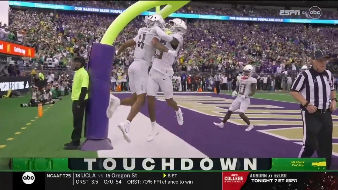 Oregon's Bo Nix completes a 30-yard touchdown to Troy Franklin to trim Washington's lead