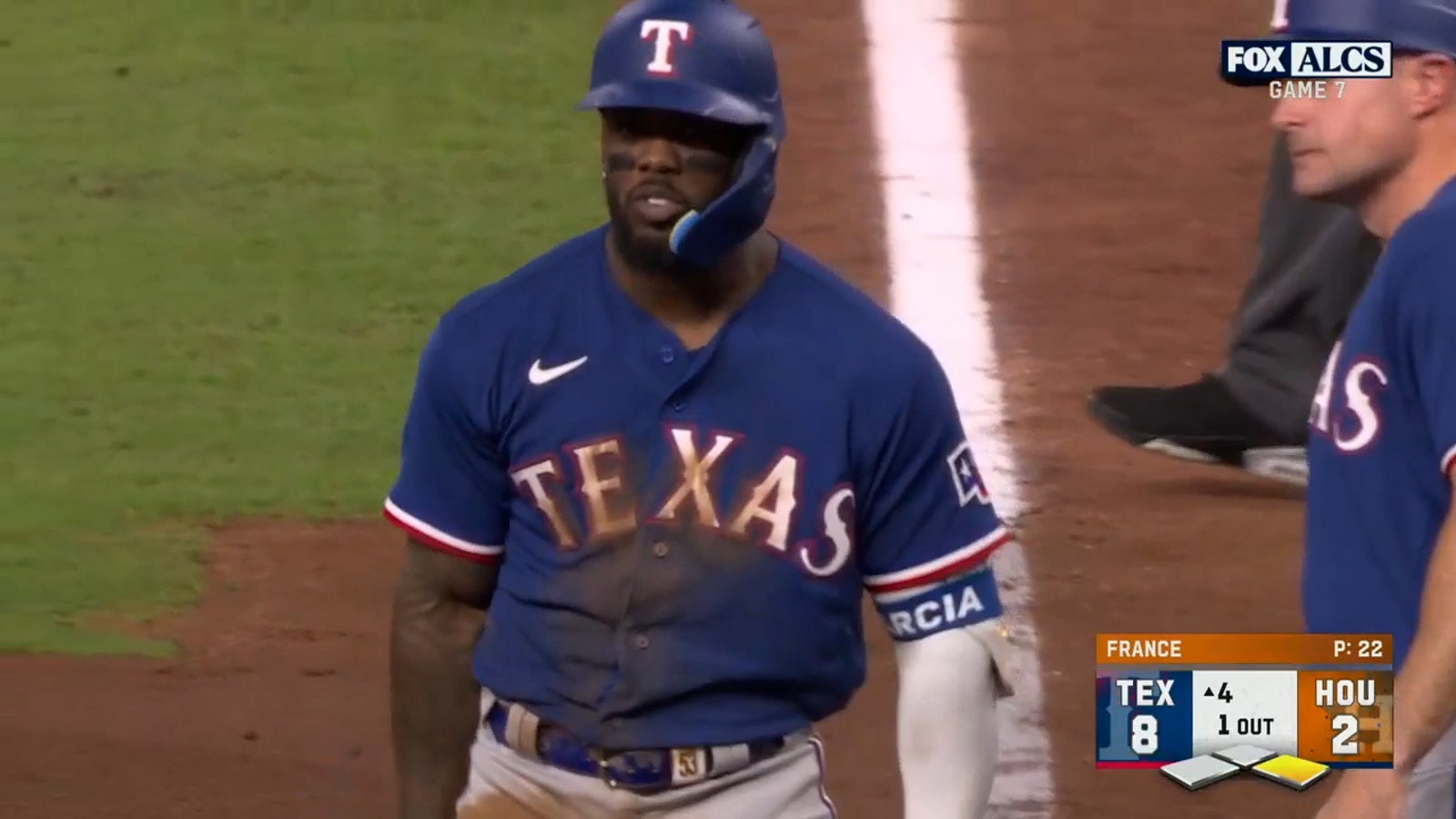 Evan Carter and Adolis García both hit two-run singles to extend Rangers' lead over Astros