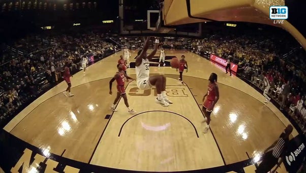 Dug McDaniel throws a no-look pass to Tarris Reed Jr. for a dunk, extending Michigan's lead over Youngstown State