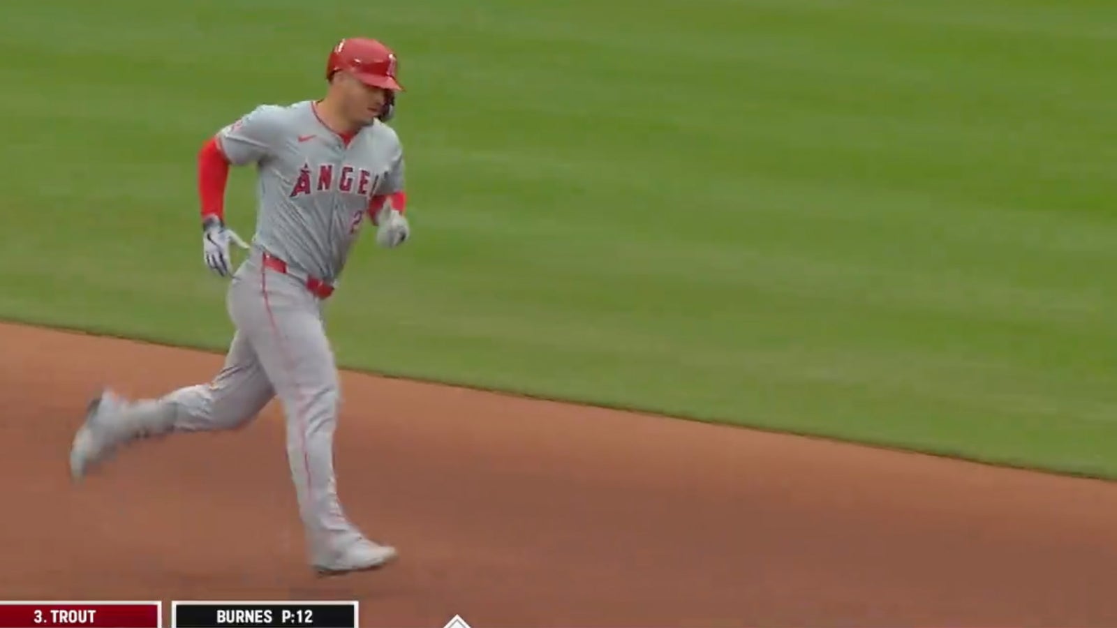 Mike Trout de los Angelinos conecta su primer jonrón en el juego inaugural