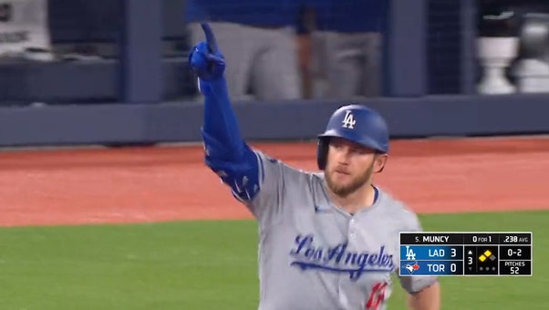 Max Muncy BELTS a 3-run homer to give the Dodgers a 6-0 lead over the Blue Jays