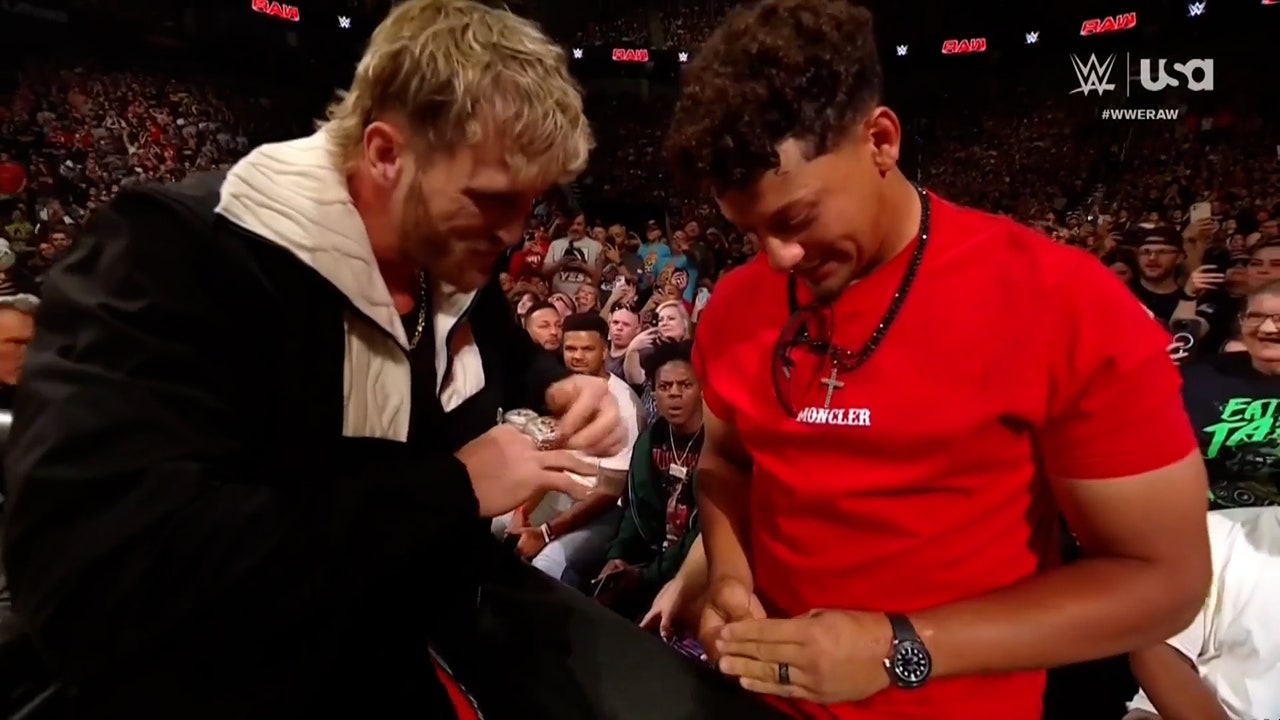 Patrick Mahomes gives Super Bowl rings to Logan Paul to punch Jey Uso with | WWE on FOX