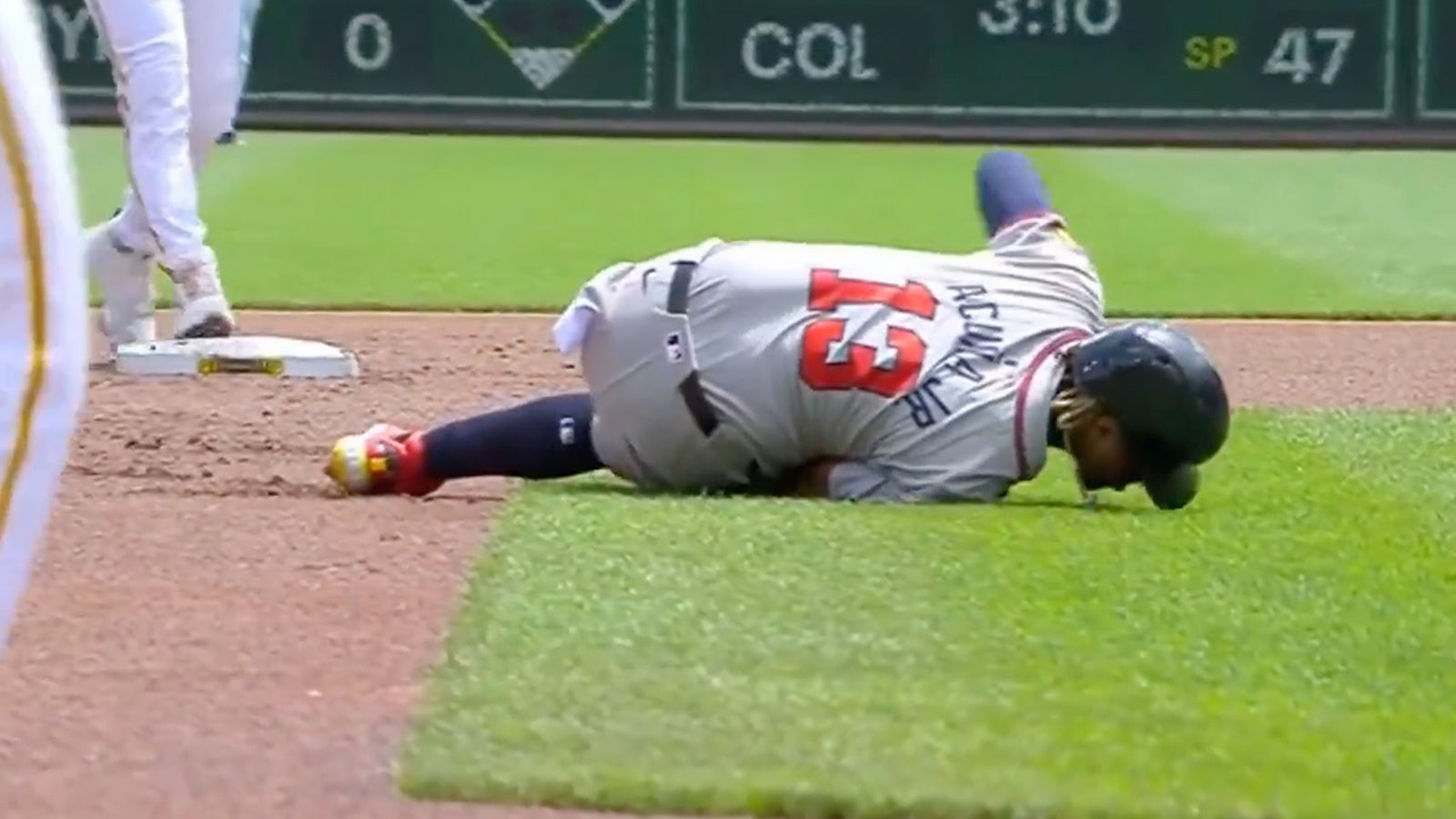 Ronald Acuña Jr. leaves game vs. Pirates with non-contact injury