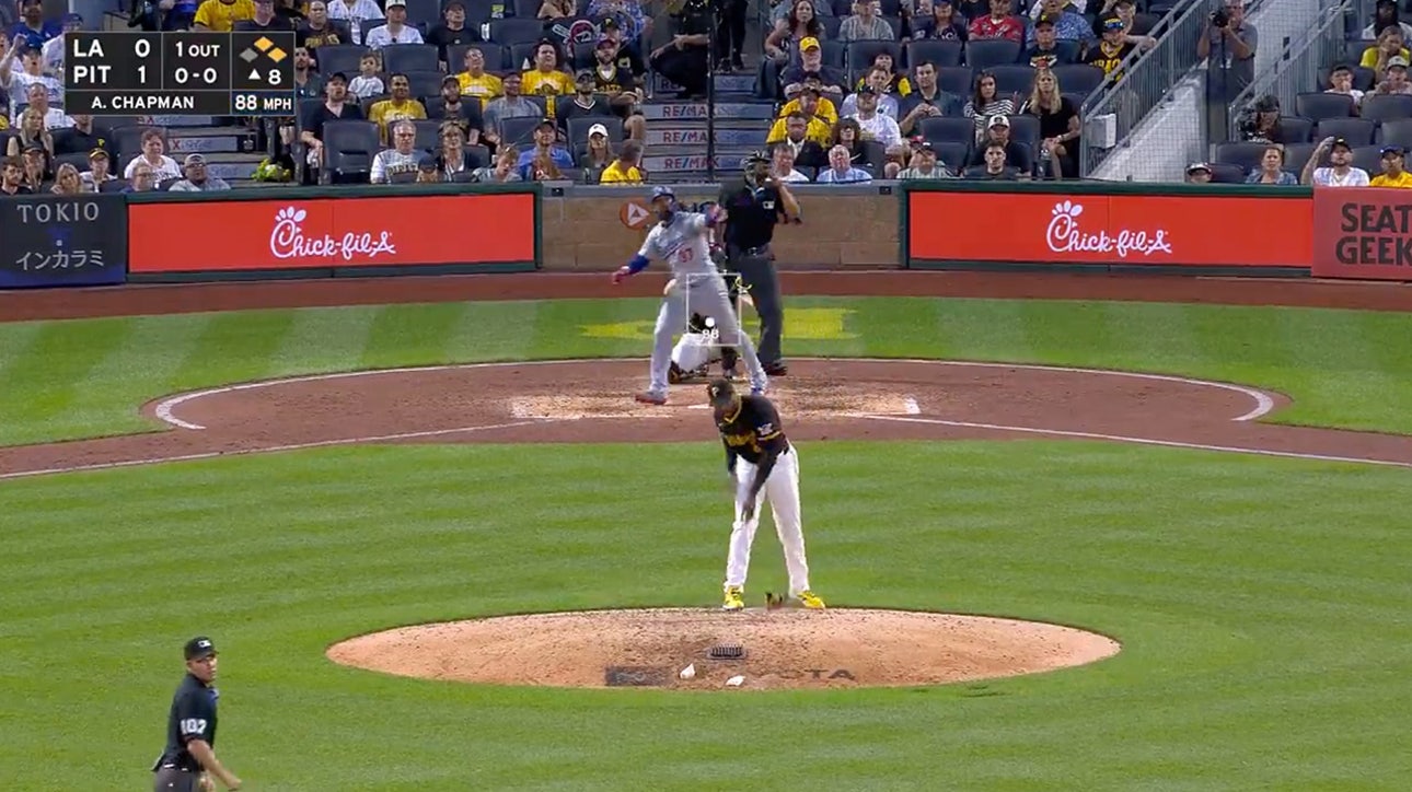 Pirates' Aroldis Chapman slams glove in frustration after thinking he gave up home run vs. Dodgers