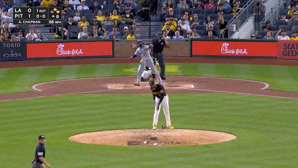 Pirates' Aroldis Chapman slams glove in frustration after thinking he gave up home run vs. Dodgers