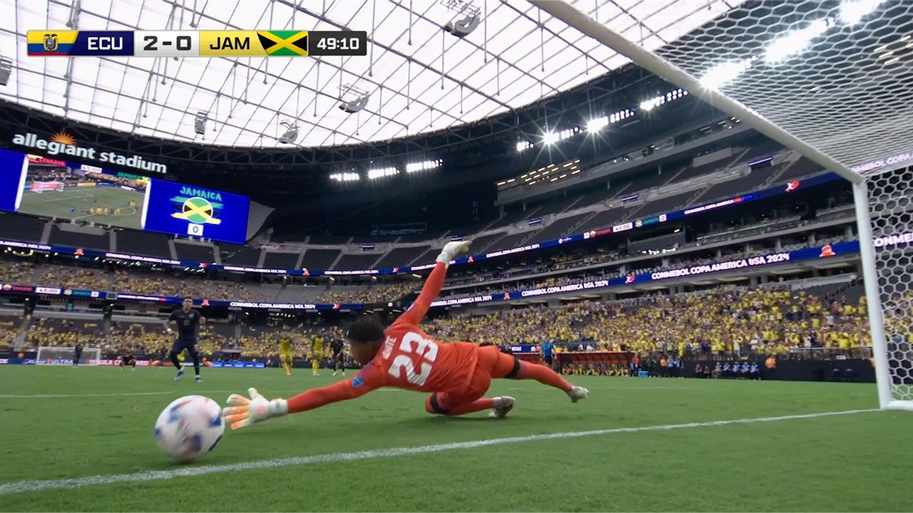 Kendry Páez's penalty kick finds the net as Ecuador takes a 2-0