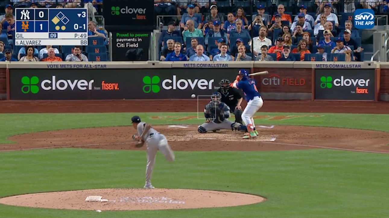 Francisco Alvarez slams a two-run home run as the Mets extend their lead over the Yankees
