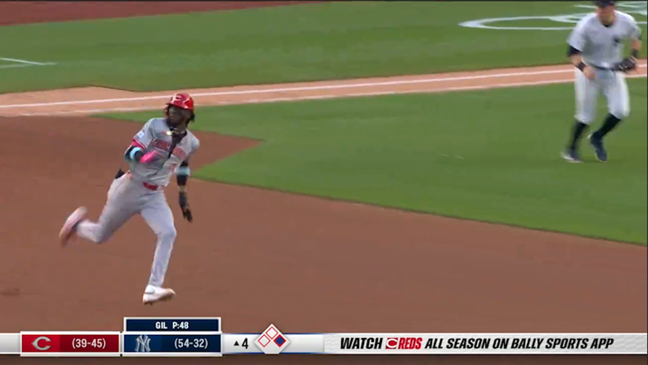 Reds' Elly De La Cruz crushes a triple and shows off his incredible speed against the Yankees