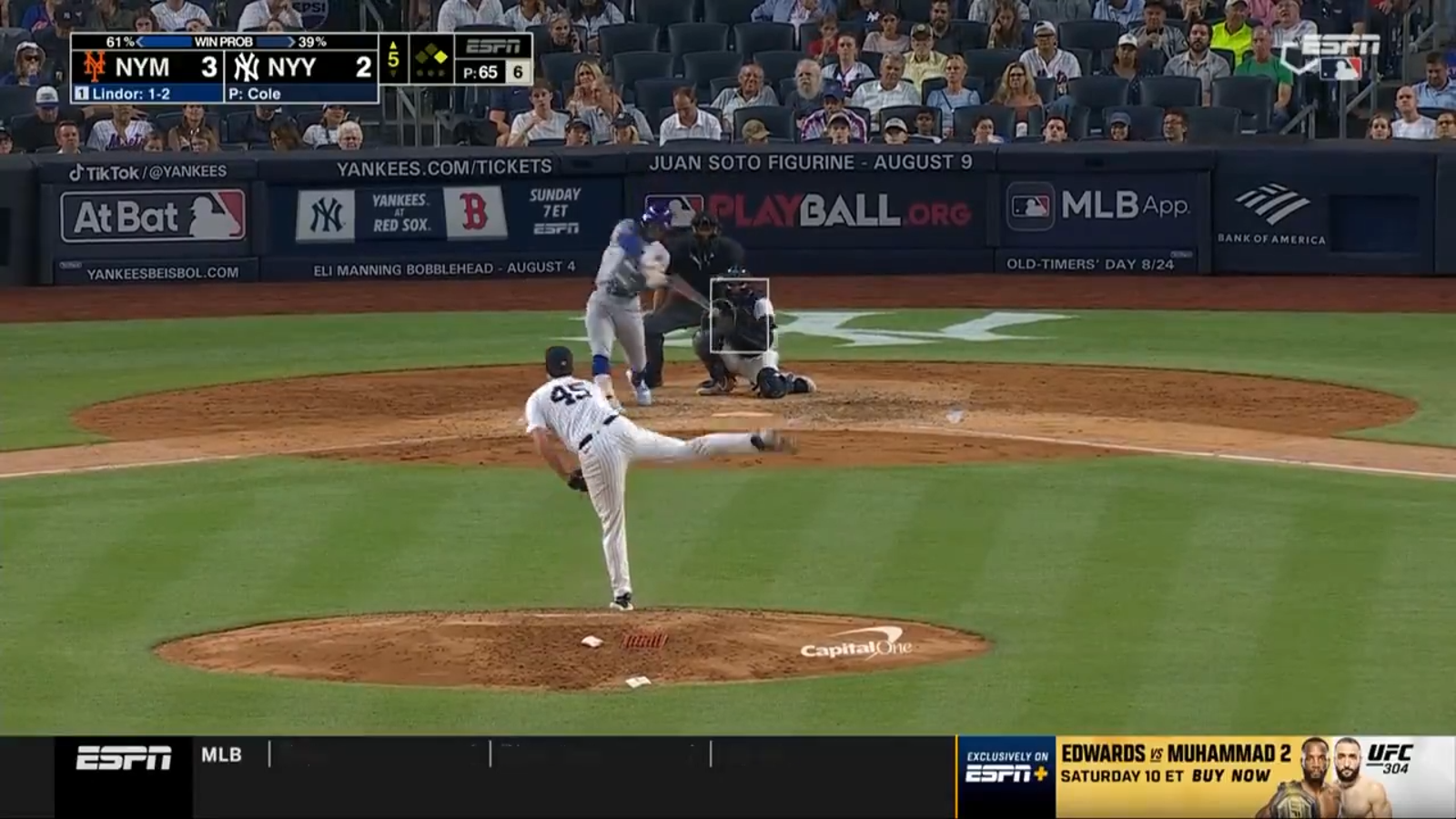 Francisco Lindor crushes a 2-run home run to extend Mets' lead against the Yankees