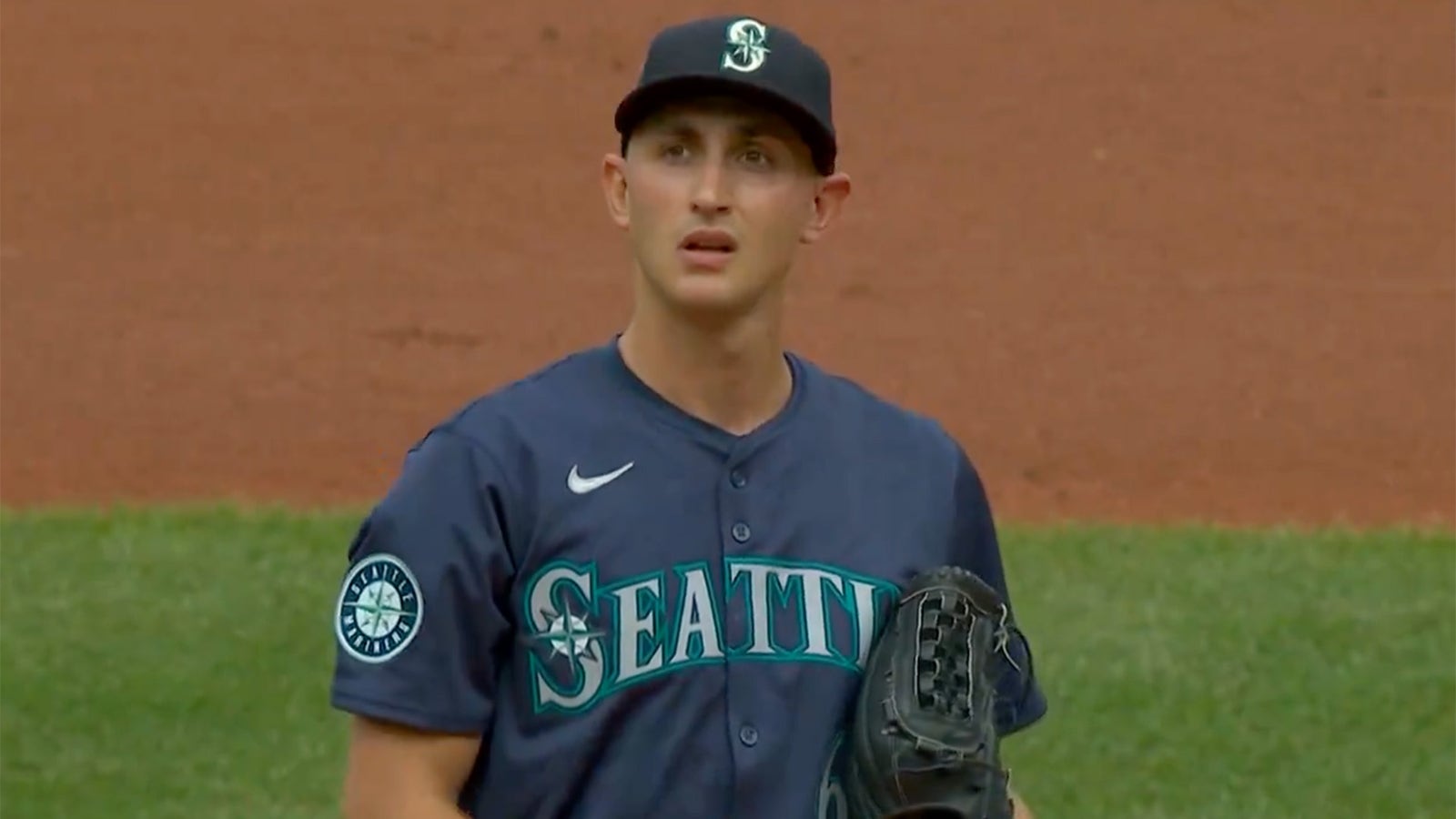 George Kirby throws a knuckleball to begin Wednesday's game against the Red Sox to pay tribute to Tim Wakefield