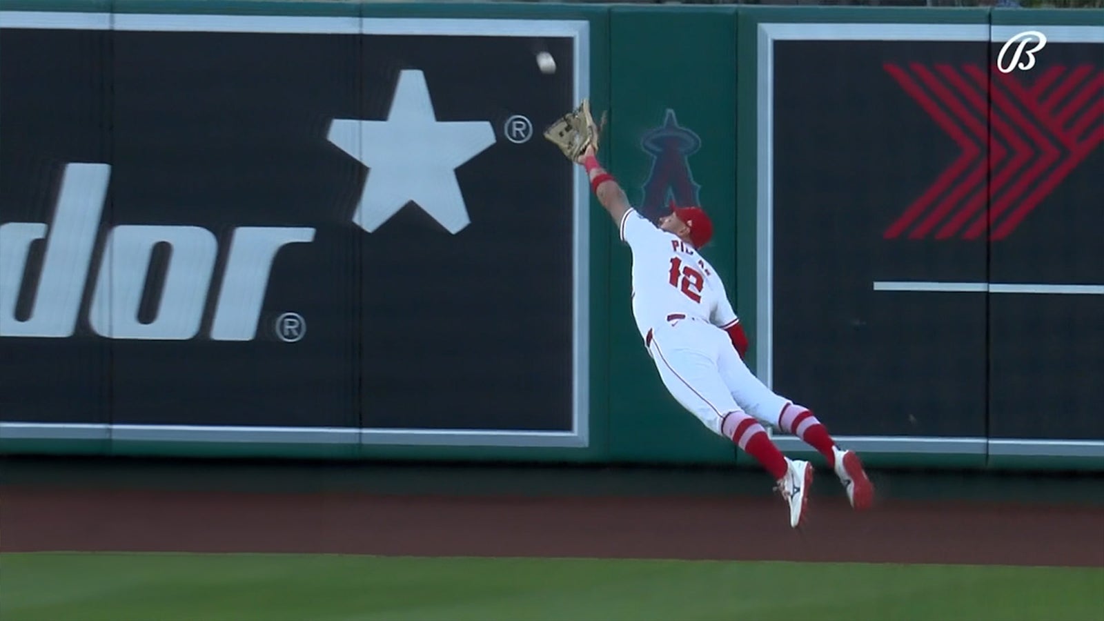 Angels' Kevin Pillar puts his body on the line and makes an incredible diving catch against the Mets