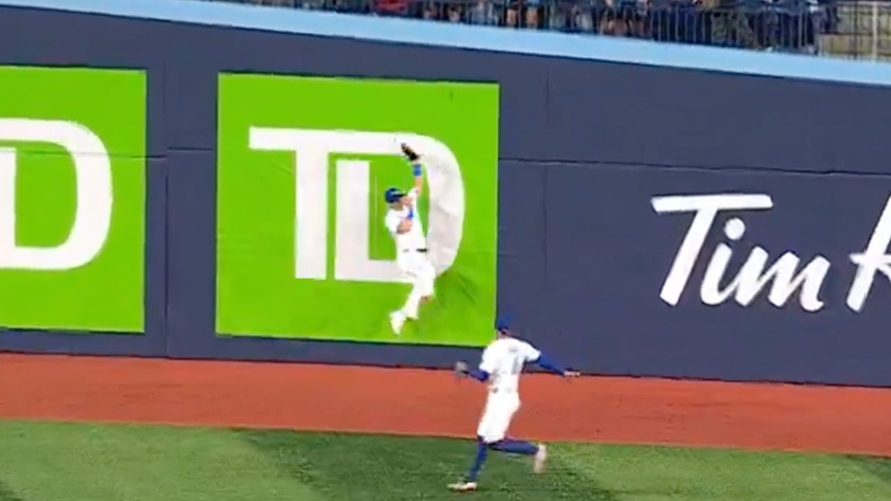 Blue Jays' Daulton Varsho makes AN AMAZING CATCH after bouncing off the outfield wall