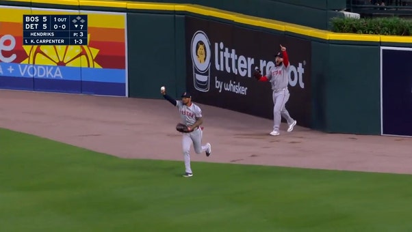 Wilyer Abreu and Ceddanne Rafaela team up to rob Kerry Carpenter of a home run 