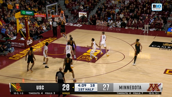 Gabe Dynes cuts baseline for alley-oop, extending USC's lead over Minnesota