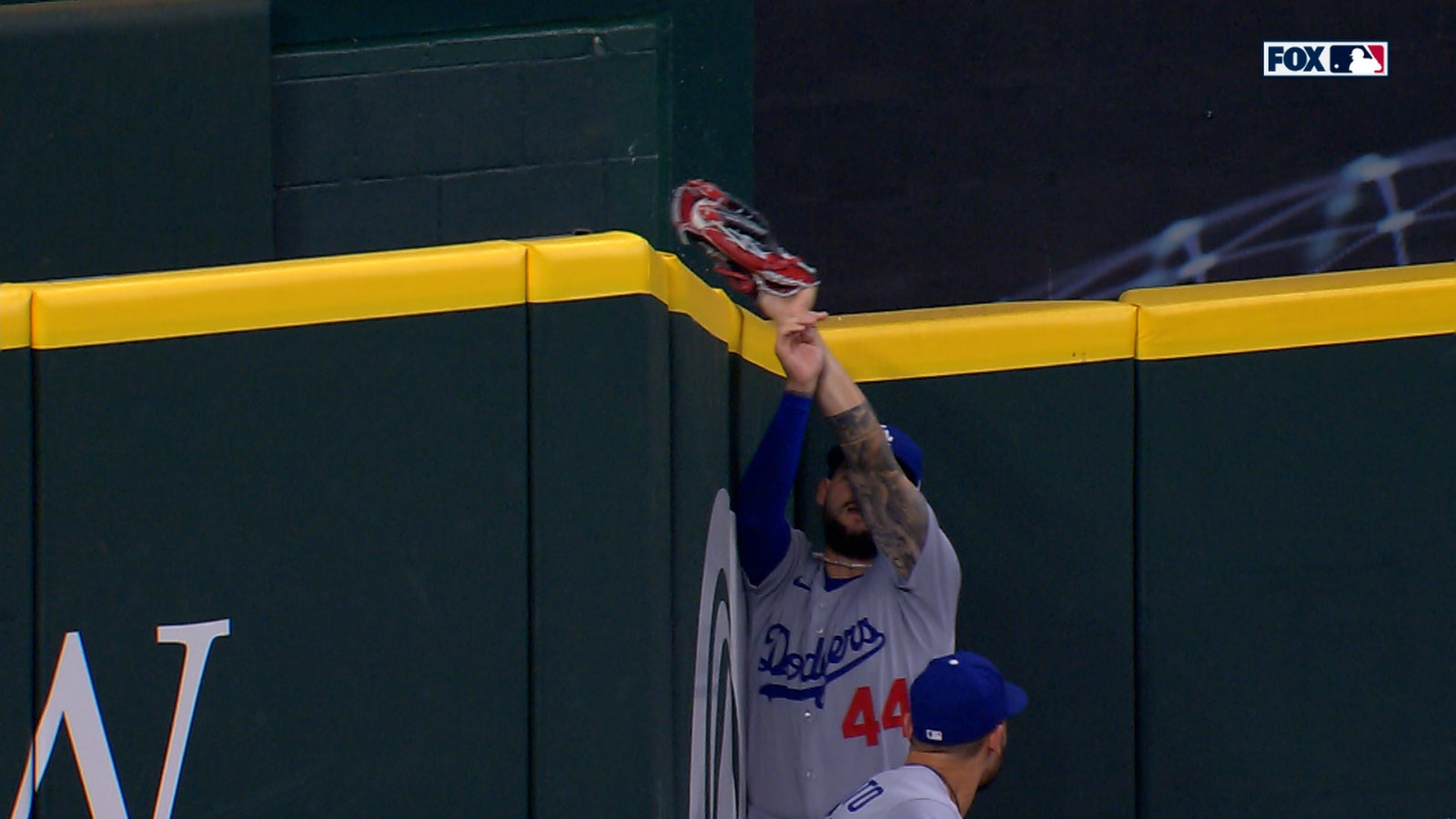 Dodgers' Andy Pages robs home run against Rangers