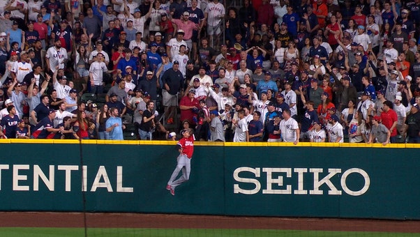Great Britain’s Trayce Thompson ROBS Will Smith of a Home Run to preserve lead vs. United States