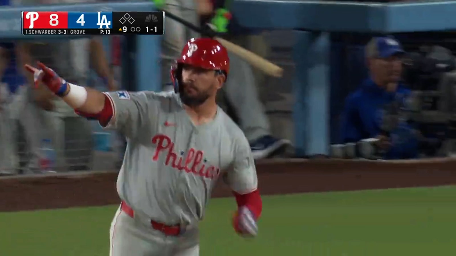  Kyle Schwarber hits his third home run of the night, extending Phillies' lead over Dodgers