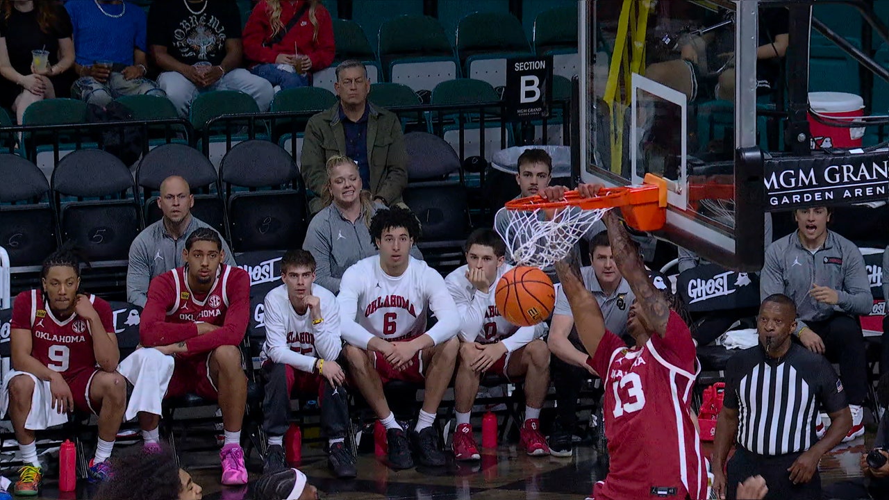 Mohamed Wague dishes it to Tae Davis with slip bounce pass, extending Oklahoma's lead over Colorado 