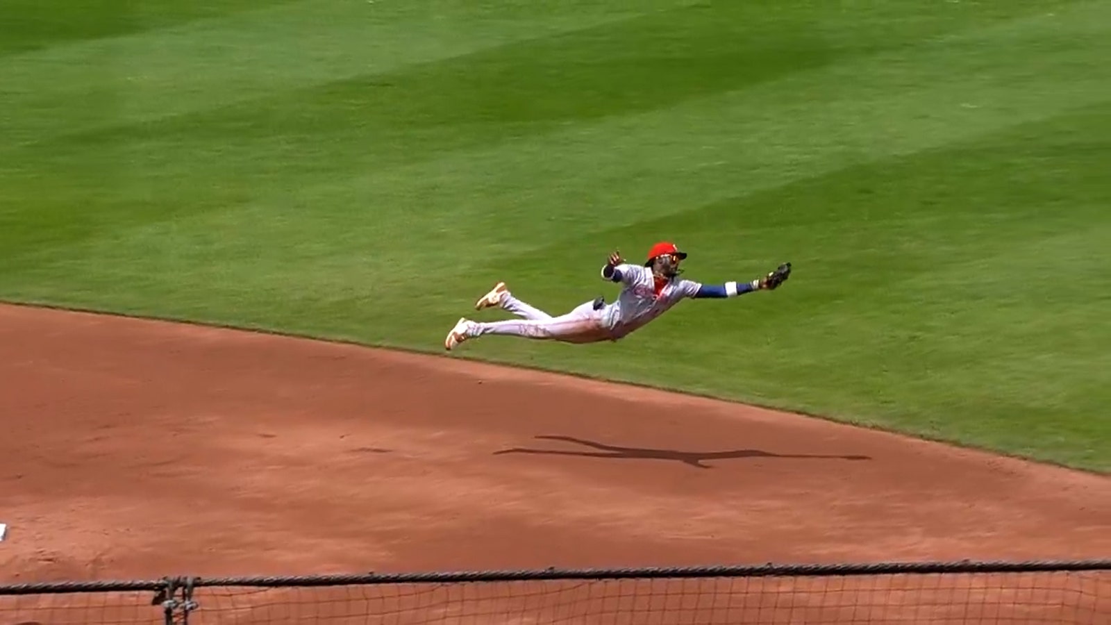 Elly de la Cruz de los Rojos makes an incredible diving capture against Orioles