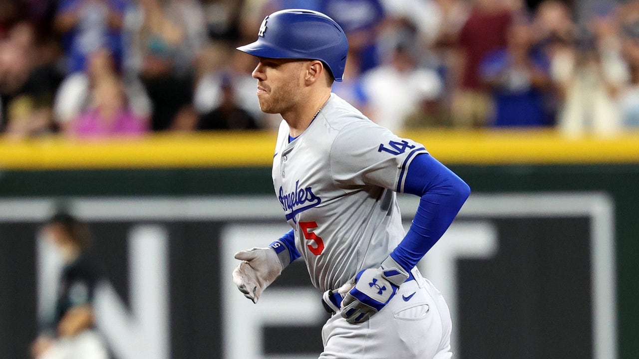 Freddie Freeman hits his second homer of the day, increasing the Dodgers' lead over the D-backs