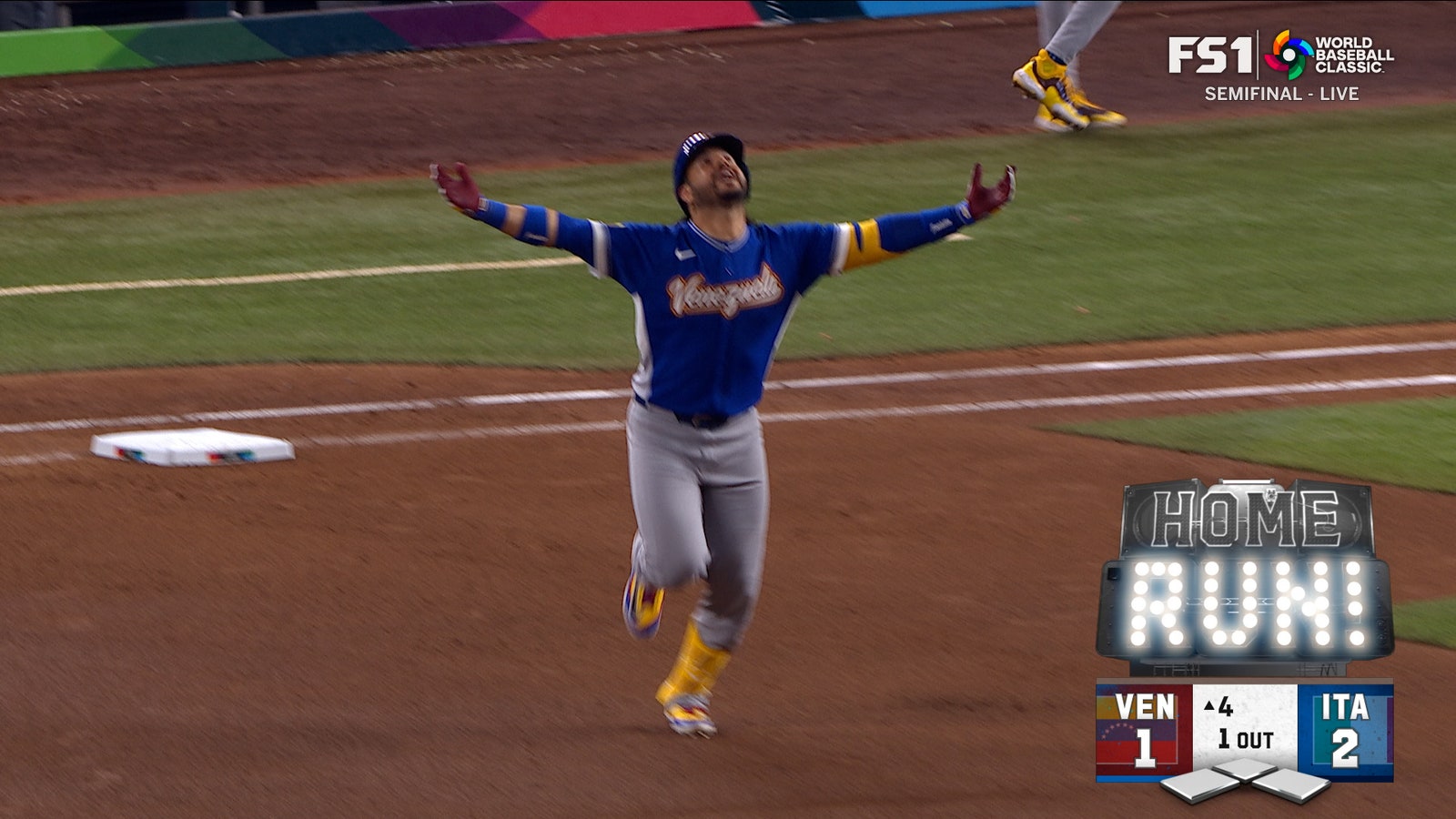 Eugenio Suárez hits solo homer, trimming Venezuela's deficit against Italy