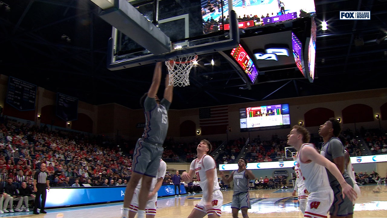 David Punch rolls and finishes alley-oop dunk from Jayden Pierre, giving TCU early lead over Wisconsin 