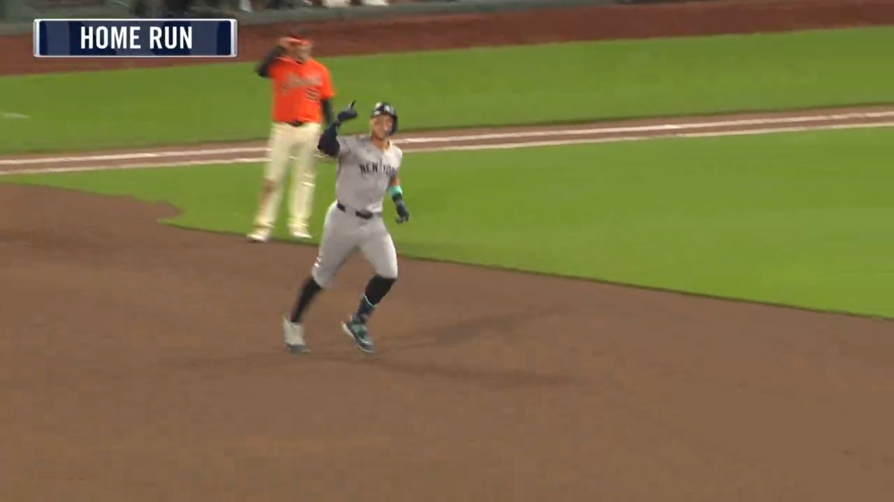 Aaron Judge demolishes his SECOND home run over the night, extending Yankees lead over Giants