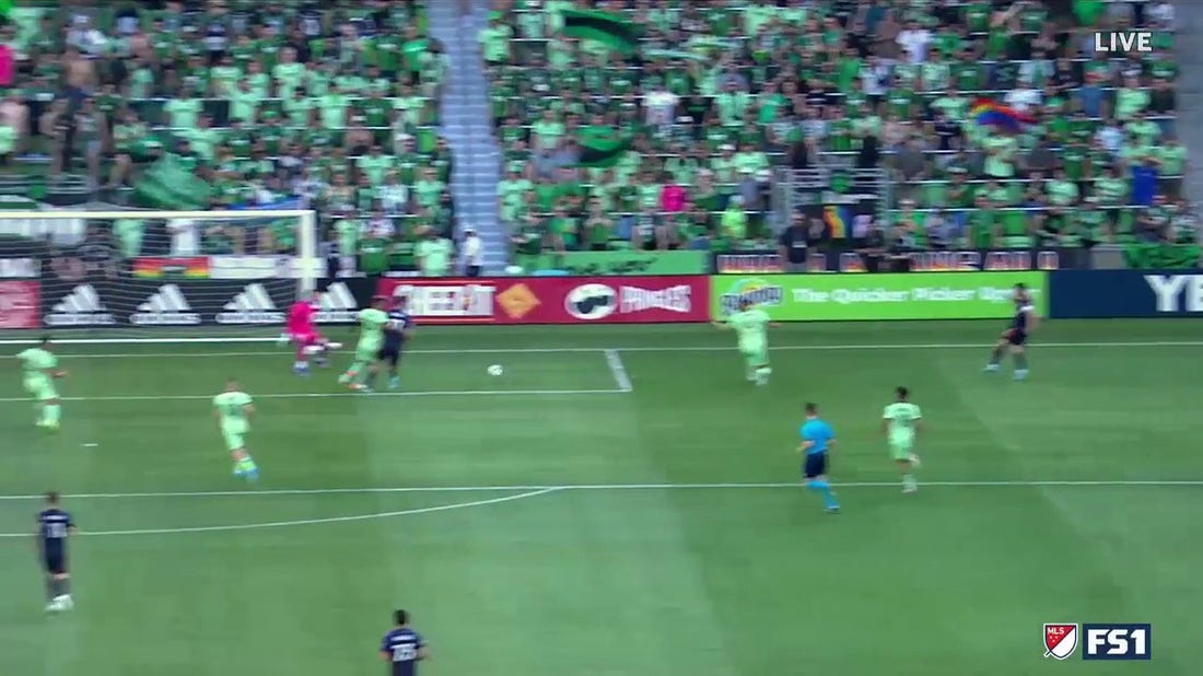 Will Bruin puts the Seattle Sounders up 1-0 after this finish in traffic