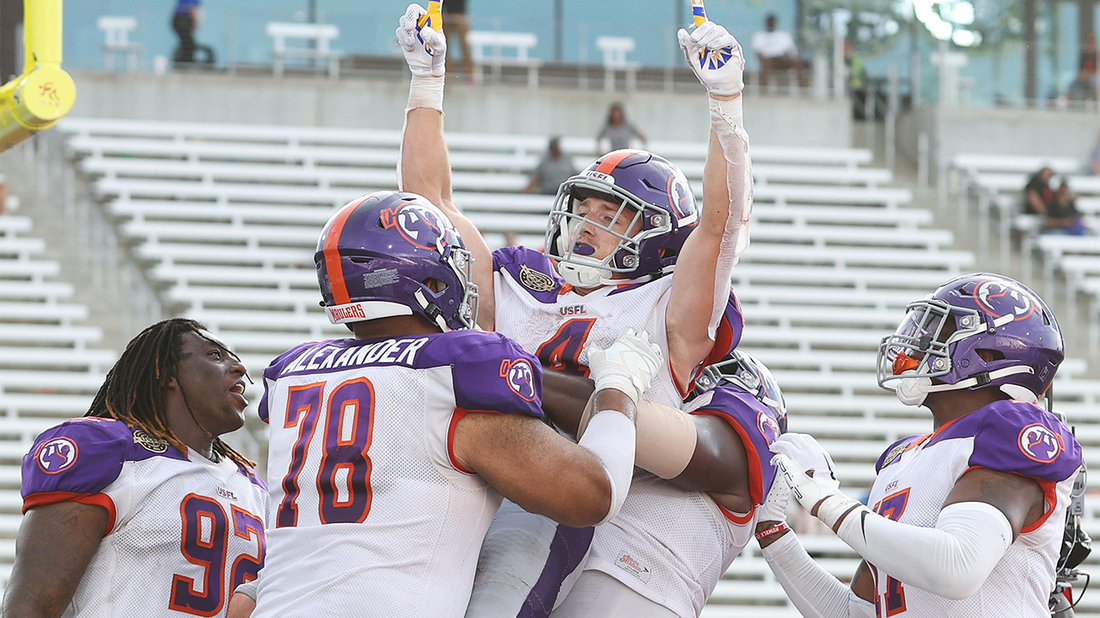 Pittsburgh's Bailey Gaither Rises Up and pulls in 30-yard