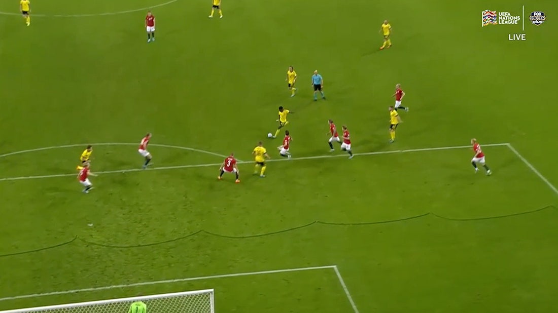 Sweden's Anthony Elanga scores in stoppage time to cut Norway's lead down to 2-1