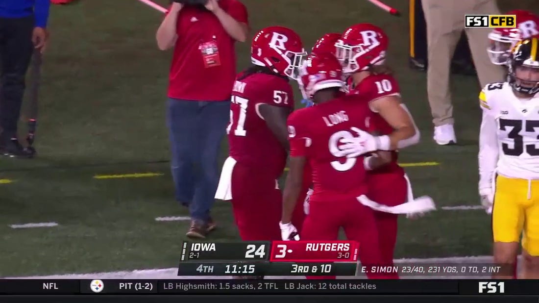 Rutgers' Aron Cruickshank scores an 18-yard touchdown against the Iowa Hawkeyes