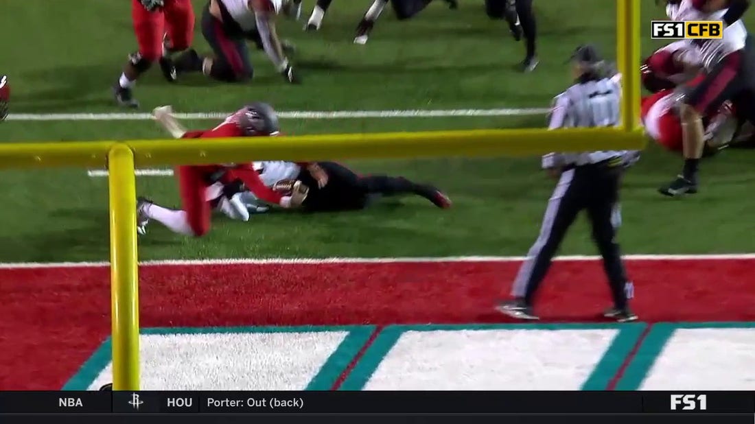 New Mexico's CJ Montes runs in a six yard touchdown to tie the game against San Diego State