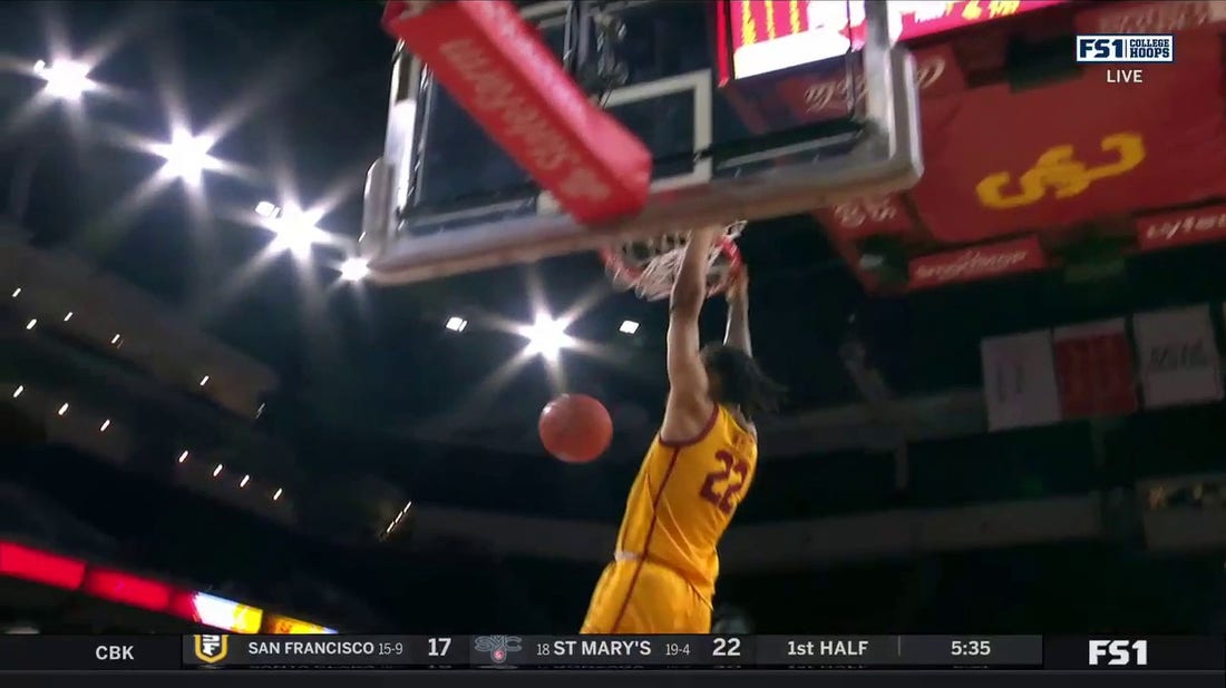 USC's Tre White throws down a NASTY two-handed jam thanks to a smart pass from Boogie Ellis