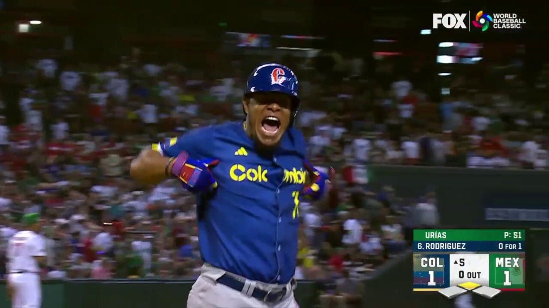 Reynaldo Rodríguez CRUSHES a two-run homer to give Colombia a 3-1 lead against Mexico